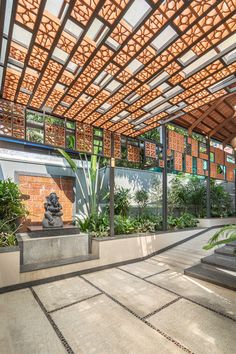 Entrance of house Timber Roof, Brick Architecture, Vernacular Architecture, Indian Architecture, Terrace Design, Kelly Wearstler, Terrace Garden, Facade Design