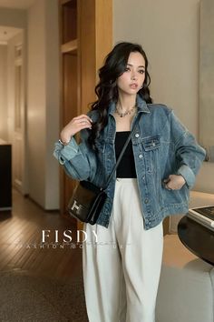 Fisdy - Chaqueta vaquera azul lavada vintage con diseño relajado Celana Jins Wanita, Outfit Elegantes, Outfits Con Jeans, Simple Casual Outfits, Modest Casual Outfits, Denim Jacket Outfit, Denim Jacket Fashion, Winter Fashion Outfits Casual, Everyday Fashion Outfits