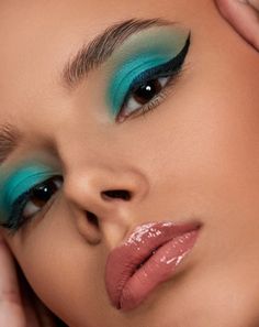 This roundup features 27 eye makeup looks that will make your brown eyes pop or enhance their natural beauty. From subtle to bold and daring, we've got something you're sure to love. Several are easy enough for beginners but all can be adjusted up or down in difficulty depending on the look desired! Check out our blog for these stunning examples of what's possible for your brown eyes with a little eyeliner, mascara, & shadow! Best Eyeshadow For Brown Eyes, Woman With Blue Eyes, Beginners Eye Makeup