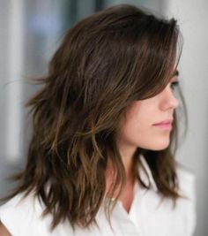 Stufenschnitt für Haare bis zu den Schultern Medium Choppy Haircuts, Medium Brunette Hair, Choppy Haircuts, Medium Layered Haircuts, Medium Layered Hair, Medium Length Hair With Layers, Natural Wavy Hair, Haircut Styles, Dull Hair