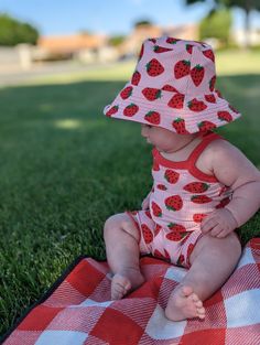 The CUTEST summer matching set that will get you so many compliments. Made from the softest rib knit in a trendy strawberry print is bound to be you and your little one's favorite outfit.  Please be sure to measure your child for the correct fit. If you order a set and need different sizes, just add a note at checkout!  The cami has contrast color straps and a lettuce edge hem (can request regular hem) The bike shorts have a contrast yoga style waistband, and is finished with a lettuce edge hem (can request elastic waist or regular hem) The bucket hat is completely REVERSIBLE!  Want this is another print or color? Want something completely different? I take custom orders, just message me! Strawberry Baby Outfit, Bucket Hat Summer Outfit, Hat Summer Outfit, Summer Matching Sets, Strawberry Outfit, Outfit Baby Shower, Bucket Hat Summer, Strawberry Baby, Summer Baby Clothes