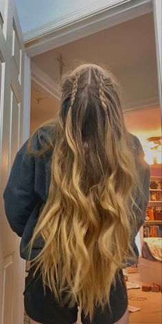 No Heat Medium Hairstyles, Long Haircolor Ideas, Long Brown Hairstyles Ideas, Tash Sultana Concert Outfit, Zoo Outfit Aesthetic, Curled Hair Ideas, Haircut Selfie, Photo Hijab, Cute Hairstyle