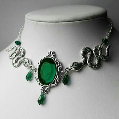 Slytherin Jewelry, Kiss Necklace, Slytherin Outfit, Slytherin Fashion, Stile Harry Potter, Harry Potter Jewelry, Harry Potter Outfits, Slytherin Aesthetic, Detailed Necklace