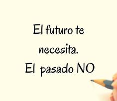 a hand holding a pencil writing the words el futuro te necesita el pasao no