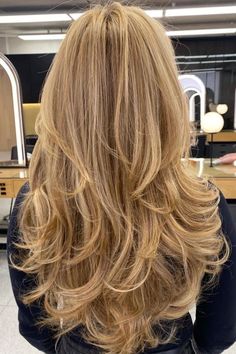 90s Layered Haircut Long Hair, Blonde Layered Long Hair, Haircut Medium Wavy Hair, Messy Haircut Medium, Warm Blonde With Highlights, Big Layered Hair, Long Layered Hair Blonde, Messy Layered Hair, Honey Blonde With Highlights