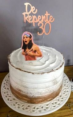 a cake with a photo on it and the words de repente 30 in spanish