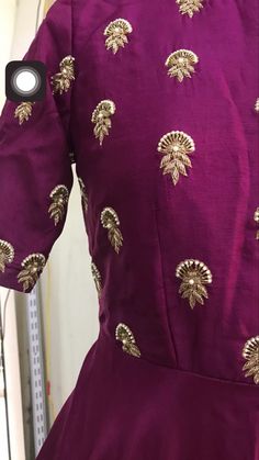 Butties Work Blouses, Simple Maggam Work For Kurtis, Butti Blouse Designs, Booti Work Embroidery Blouse, Maggam Butta Designs, Maggam Buti Work, Zardosi Buttas Design, Hand Work Butti Design, Small Buti Design