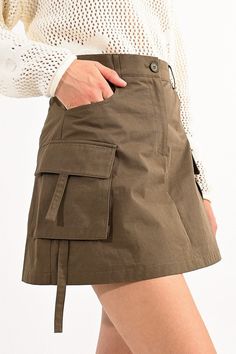 Revamp your look with our army green cargo miniskirt. Featuring a high-waisted fit and practical pockets, it’s perfect for an urban chic look. Complete the outfit with the matching jacket, sold separately. Gas Jeans, Short Pollera, Deus Ex Machina, Style Cargo, King Louie, Jumpsuit Jacket, Simple Tees, Cargo Skirt, Nudie Jeans