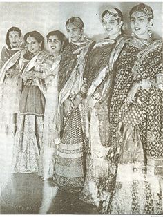 Ladies of the Royal Court - Rampur - Rhea Khan भारतीय इतिहास, Photography Vintage, Womens Vintage Dresses