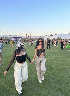 Rave Cargo Pants Outfit, Coachella Pants Outfit, Rave Pose Ideas, Festival Pants Outfit, Latitude Festival Outfits, Music Festival Photos, Kaytranada Outfit, Water Festival Outfit