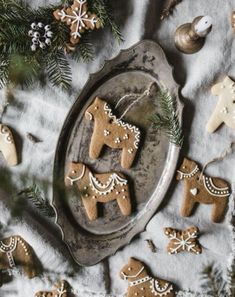 Cookie Workshop, Gingerbread House Pictures, Christmas Content, Cookie Pictures, Christmas Rustic, Cozy Christmas Decor, Christmas Shoot, Decor Studio, Cosy Christmas