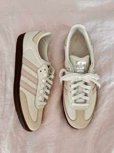 #sambas #adidassamba #quarts #pink #pinkandwhite Light Pink Sambas, Pink And White Sambas, Pink Adidas Samba, Pink Samba Outfit, Adidas Samba Pink, Sambas Pink, Pink Sambas, Pink Samba, Samba Rose