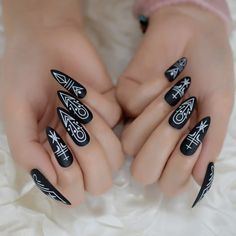 Pagan Nails, Black And White Halloween Nails, White Halloween Nails, Halloween Nails Design, Black And White Halloween, Black Halloween Nails, Queen Nails