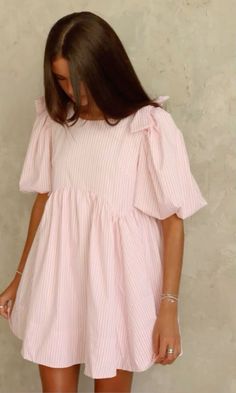 Embrace the warm weather with this effortlessly chic striped dress featuring flutter sleeves and a flattering gathered waist. Its soft pink hue and lightweight fabric make it perfect for sunny days out or casual gatherings. Style this versatile piece with sandals for a relaxed look or elevate it with heels for an evening affair.       #fashion #girlyoutfit #summergirlyoutfit #dresstoimpress #summer #casual #summerfits #outfitsforsummer #outfitinspocasual #outfitinsposummer #dresstoimpresscodes #dresstoimpressideas #dresstoimpresscombos Mode Zara, Skandinavian Fashion, Couture Mode, Bow Dress, Looks Style, Jeans Shorts, Look Fashion