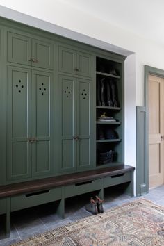 Derby House - Transitional - Entry - Chicago - by Laura Design Company | Houzz Breezeway Mudroom, Traditional Powder Room, Mudroom Cubbies, Laundry Room/mudroom, Mudroom Remodel, Built In Lockers, Scottish Homes, Lake House Kitchen