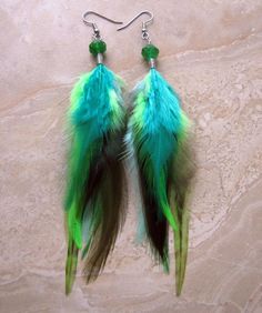 Beaded Feather Earrings, Colorful Rooster, Amazing Earrings, Beaded Feather, Pagan Crafts, Green Feather, Rooster Feathers, Feather Crafts, Earrings Colorful