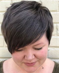 Layered Pixie For Chubby Faces Short Hair For Chubby Faces, Hairstyles Bangs, Hairstyles For Fat Faces, Brunette Pixie, Chubby Face Haircuts, Chubby Face, Hairstyle For Chubby Face, Pixie Haircut For Round Faces, Round Face Haircuts