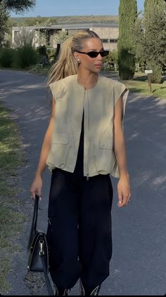 Zara Vest Outfit, Beige Vest Outfits For Women, Utility Vest Outfits For Women, Beige Vest Outfit, Simple Work Outfits, Vest Outfits For Women, Look Zara, Cooler Look, Outfit Trends