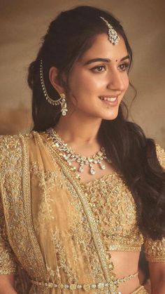 Saree Hairstyles, Indian Bridal Hairstyles, Bridal Jewellery Indian, Kareena Kapoor, Bollywood Celebrities, Shakira