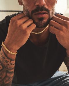 Gold Jewlry, Mens Bracelet Gold Jewelry, Man Gold Bracelet Design, Men Minimalist Fashion, Men Swag, Minimalist Chain, Mens Gold Jewelry, Jewelry Photoshoot, Male Characters