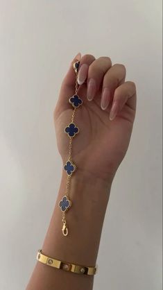 Blue Van Cleef Bracelet, Blue Jewelry Aesthetic, Blue Van Cleef, Girly Bracelets, Graduation Bracelet, Nail Bracelet, Expensive Jewelry Luxury, Wrist Jewelry, Luxe Jewelry