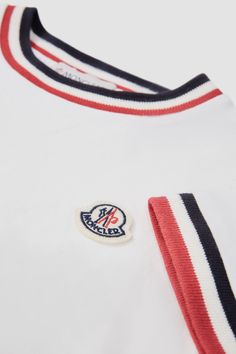 Soft and comfortable, this t-shirt is crafted from jersey. The classic design is embellished with a tricolor trim along the neckline and sleeves. White Sporty T-shirt With Contrast Trim, Sporty White T-shirt With Contrast Trim, T-shirt Polos, Jersey T Shirt, Tri Color, Classic Design, Online Store, Trim, T Shirts