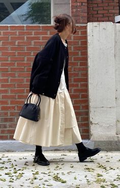 Modest Outfit Casual, Business Casual Vintage, Kyoto Street Style, Modest Fashion 2023, Fall Outfits Layering, Short Wool Coat Outfit, Long Tan Skirt Outfit, Japanese Modest Fashion, Autumn Japan Outfit