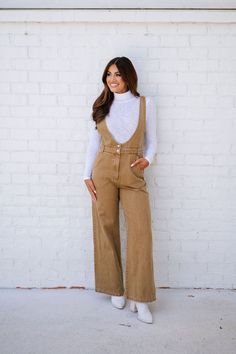 The Rory Jumpsuit-Brown is made of washed brown denim and features a flattering V-neckline and back, as well as a convenient zipper and button front closure. Its wide legs offer both comfort and style for any occasion! 100% cotton inseam: 29.5" Model is 5'4" with a 32" bust, 25" waist, and 38" hips and wearing a small. Size recs: 0-2-S, 4-6-M, 8-10-L Fall Jumpsuit Outfit, Fall Outfits College, College Fall Outfits, Fall Jumpsuit, Warm Fall Outfits, Outfits Neutral, Neutral Fall Outfits, Outfits College, Fall College Outfits