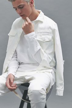 Menswear white total look Blue Smith, Gender Fluid Fashion, Lucky Blue Smith, Space Outfit, Lucky Blue, All White Party, Total White, Male Style, Snow Outfit