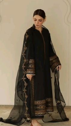 Black Salwar Designs, Fancy Suit Designs Pakistani, Indian Black Dress, Black Kameez, Pakistani Kameez, Stylish Outfits Casual, Trendy Outfits Indian