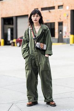 Coveralls Women Street Style, Protest Outfit Street Styles, Coverall Street Style, Womens Boiler Suit Street Styles, Boilersuit Outfit Street Styles, Women’s Street Style, Flight Suit Outfit, Coverall Outfit Women, Industrial Outfit