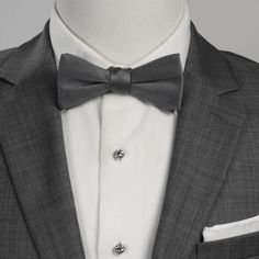 Para o seu próximo evento formal, eleve o seu estilo com um conjunto de smoking black tie com os Silver Knot Studs como o toque final perfeito.  Um design de nó clássico nunca sai de moda, então se você está procurando um sotaque simples, mas elegante, não procure mais.  Feito de metal base banhado a ródio com um acabamento em tom prateado polido, este conjunto de 4 tachas de smoking irá combinar magnificamente com a sua camisa de smoking. Black Tie Tuxedo, Tuxedo Studs, Tuxedo Shirt, Knot Studs, Knot Design, Tuxedo Shirts, Tuxedos, Metal Base, Base Metal