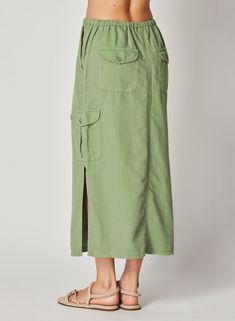 Introducing our sophisticated and versatile Pocket Cargo Skirt, a must-have addition to any fashion-forward wardrobe. this skirt effortlessly combines style and comfort for a truly elevated look. 50% Cotton 25% Lyocell 25% Linen. SIZE WAIST WAIST TO HEM XS 27" 34" S 29" 34 1/2" M 31" 35" L 31" 35" Bella Dahl, Cargo Skirt, Bellows, Lush, Must Haves, Fashion Forward, Skirt, Wardrobe