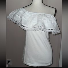 White Sz Small Can Wear Two Ways! White Feminine Off-shoulder Tops, Feminine White Off-shoulder Tops, Elegant Off-shoulder Cotton Top, Fitted Summer Top With Lace Trim, Feminine Off-shoulder Cotton Top, Fitted Off-shoulder Top With Lace Trim, Fitted Lace Trim Summer Top, Summer Off-shoulder Tops With Lace Trim, Summer Lace Trim Off-shoulder Tops