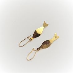 Stainless steel earrings with shiny brass fishes. The material is hammered wich gives it a beautiful effect of light and dark. Zodiac Signs Pisces, Astrology Gift, Pisces Zodiac, Zodiac Jewelry, Wedding Jewelry Earrings, Stainless Steel Earrings, Goldfish, Brass Earrings, Wedding Earrings