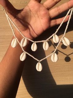 Cowry Shell Jewelry, Diy Jewelry Unique, Fancy Jewellery Designs, Beaded Necklace Diy, Diy Bracelet Designs, Handmade Jewelry Tutorials, Jewelry Accessories Ideas