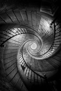 a spiral staircase is shown in black and white