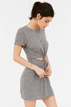 Honey Punch Knot-Front Tee Dress - Urban Outfitters Grey T Shirt Dress, Cooler Style, Wardrobe Inspiration, Mode Inspo, Spring Wardrobe, Awesome Stuff, Tee Dress