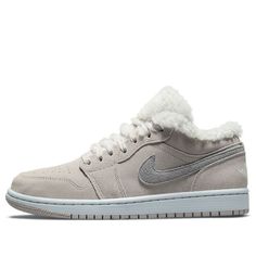 Introducing the Air Jordan 1 Low SE 'Sherpa Fleece' - perfect for taking on even the harshest of conditions while maintaining a pristine touch of style. This sneaker is crafted from light grey suede and features an on-trend sherpa fleece lining to help protect your feet against the elements. It's topped off with iconic details including a Nike Swoosh on either side and a white Wings logo at the back for a professional look that stands out in any crowd. Take your wardrobe up a notch with this ple Logo Wings, 70s Converse, Nike X Travis Scott, Converse Run Star Hike, Low Air Jordan 1, Converse Run Star, Jumpman Logo, Jordan 8, Jordan 2