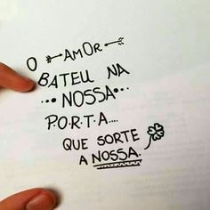 a hand is pointing at a piece of paper with writing on it that says, o batel na nosa porta que sorte a