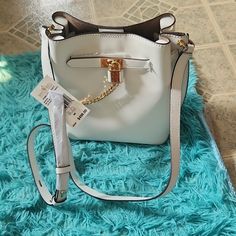 Hamilton Legacy Optic White Medium Leather Messenger New With Tags Magnetic Close Bags Michael Kors, Michael Kors Purse, Leather Messenger, Purses Michael Kors, Michael Kors Bag, Color White, Michael Kors, Bag Lady, Purse