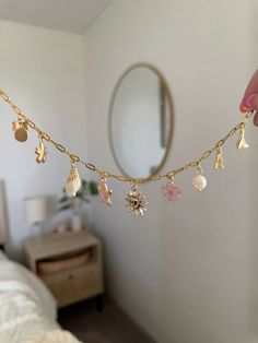 Necklace Charm Ideas, Gold Jewelry Aesthetic Bracelets, Hobby Lobby Necklace Diy, Gold Charm Necklace Ideas, Diy Gold Necklace, Aesthetic Charm Necklace, Making Charm Necklaces, Charm Bracelet Outfit, Aesthetic Charm Bracelet