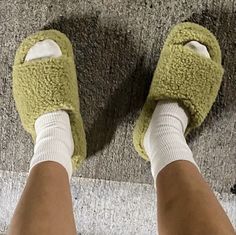 Crocs Fashion, Lazy Day Outfit, Emma Chamberlain, Fuzzy Slippers, Fuzzy Socks, Lazy Day