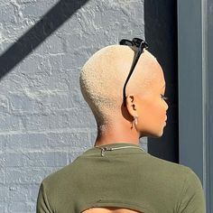 Palesa Makam 💎 on Instagram Black Women Blonde Buzzcut, Bald Baddie Black Women, Black Buzzcut Women, Styling Buzzcut, Blonde Fade Black Women, Buzz Cut Women Black, Bald Women Aesthetic, Black Woman Blonde Hair