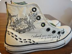 Harry Potter Boots Shoes, Harry Potter Converse, Harry Potter Shoes, Converse Embroidery, Cute Converse Shoes, Converse Design, Stile Harry Potter, Painted Converse, Embroidered Converse