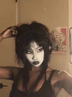 Black Goth Girl Makeup, Black Alt Girl Make Up, Afro Goth Makeup, Trad Goth Makeup Ideas, Goth Makeup Black Women, Emo Black Women, Black Goth Makeup