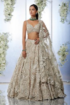 Gold Reception Lengha, Reception Lengha Bridal, Shaadi Lehnga, Nude Lehenga, Reception Lengha, Gold Lengha, Hall Construction, Beige Lehenga, Sweetheart Neck Blouse