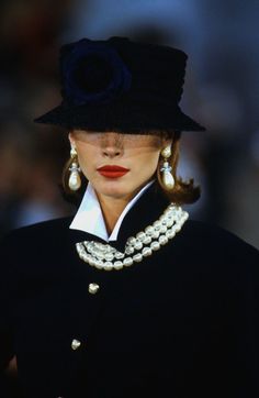 90s High Fashion Runway, Runway Hats, 90s High Fashion, Mode Chanel, 90s Supermodels, Christy Turlington, Old Money Style, Chanel Fashion