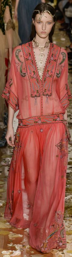 Valentino spring 2016 Couture Valentino Actor, 2016 Couture, Valentino Haute Couture, Collection Couture, Valentino Couture, Mode Boho, Moda Boho, Red Dresses, Estilo Boho