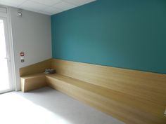 Banque d'accueil du pôle médical - Gradignan  #banc #bois #chêne #bleu #décor #aménagement #intérieur #décoration #polemedical #cabinets #kinésithérapie #dermatologie #accueil #entrée #Gradignan #waiting #salle #attente #banqued'accueil #rénovation #anyaconseil Cabinet Veterinaire, Salle D'attente Bureau, Cabinet Vétérinaire, Cabinet Médical